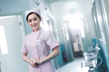 胸卡图片摄影照片_年轻的女护士在医院走廊