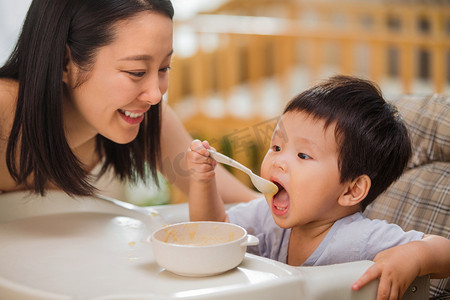 母子温馨摄影照片_妈妈喂宝宝吃饭