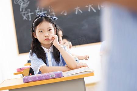 在教室看书摄影照片_小学女生在教室里