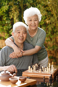 老年人摄影照片_幸福的老年夫妇在院子里
