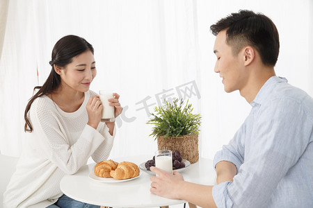 情侣吃饭摄影照片_青年情侣吃早餐
