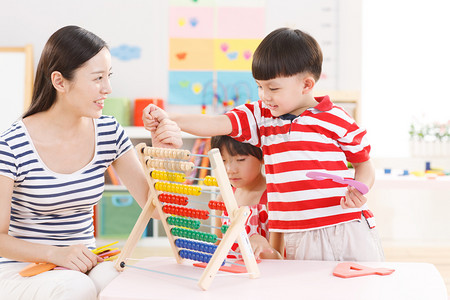 幼儿园门牌摄影照片_老师和儿童在幼儿园里