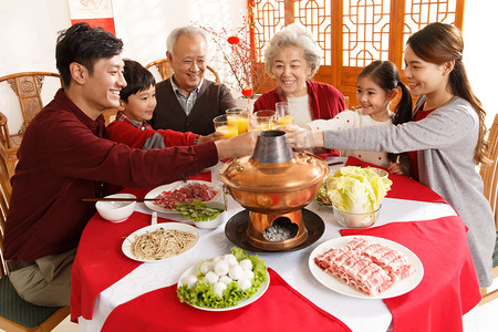 火锅摄影照片_幸福家庭过年吃团圆饭