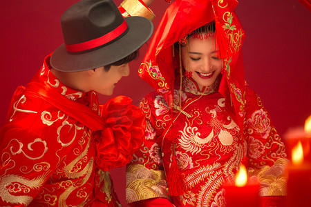 害羞的手拿雨伞摄影照片_中式古典婚礼