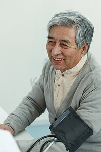 康复科摄影照片_老年男人在医生办公室量血压