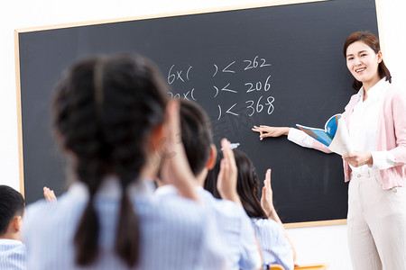 女教师和小学生们在教室里