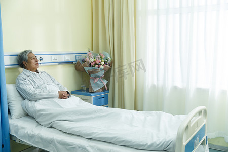 看病床摄影照片_生病的老人在病房