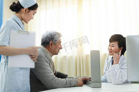 老人技术摄影照片_医务工作者和患者在医生办公室