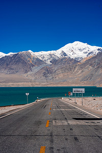 湖泊风景摄影照片_新疆克州中巴友谊雪山路和白沙湖风光摄影图配图