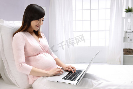 孕妇使用笔记本电脑