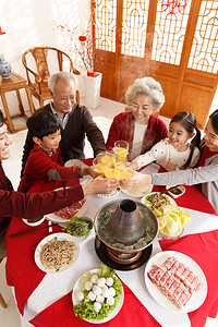 新年团圆摄影照片_幸福家庭过年吃团圆饭