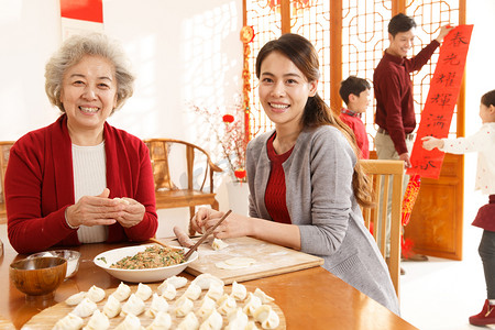 包饺子儿童摄影照片_幸福家庭过年包饺子