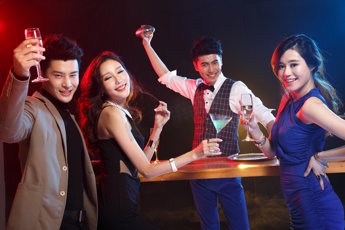 时尚青年男子在酒吧被美女包围-蓝牛仔影像-中国原创广告影像素材