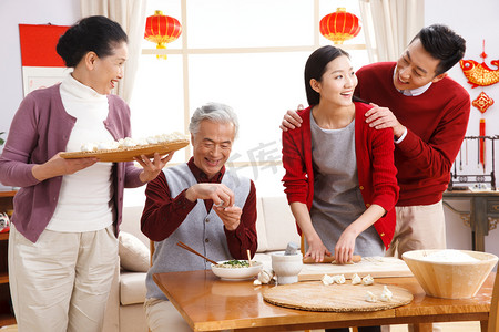 全家福饺子摄影照片_快乐家庭过新年包饺子