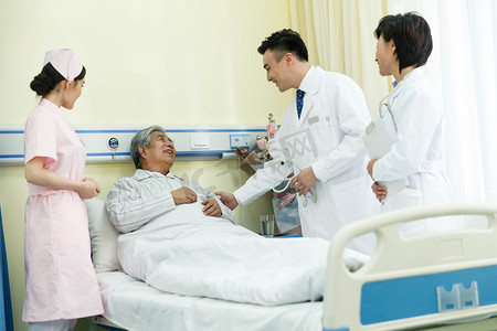 照顾个人卫生摄影照片_医务工作者和患者在病房里