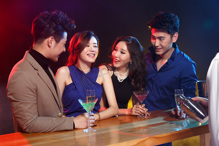 聚会喝酒摄影照片_青年男女在酒吧喝酒
