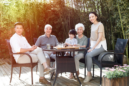 欢乐摄影照片_幸福家庭在院子里喝茶
