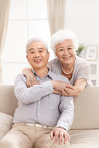 女人坐着摄影照片_幸福的老年夫妇在客厅