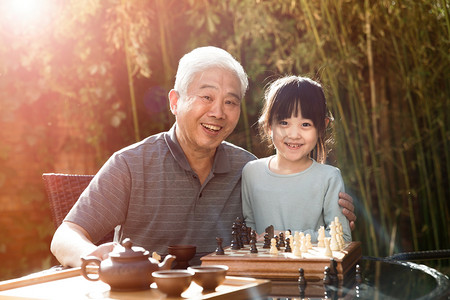 祖父和孙女在庭院里