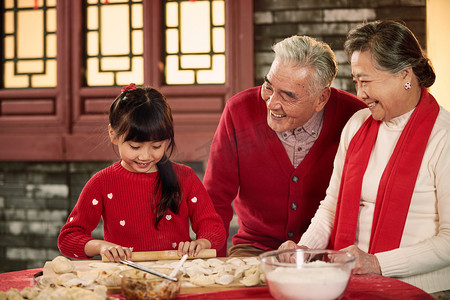 新年衣服摄影照片_老人迎接孩子回家过年