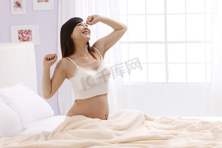 孕妇起床伸懒腰