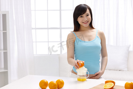 创意橙汁海报摄影照片_孕妇喝果汁