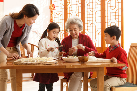 春节家庭摄影照片_幸福家庭过年包饺子