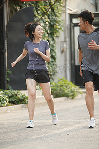 青年情侣跑步健身