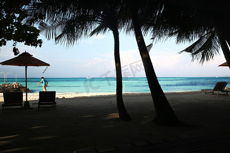 儿童太阳伞摄影照片_马尔代夫海景风光