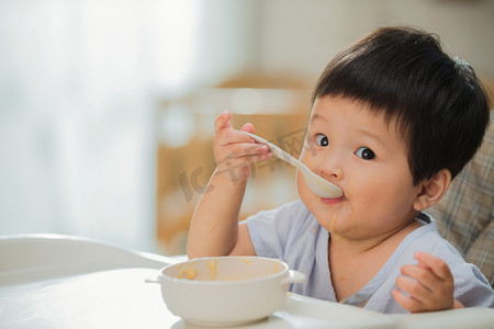 婴儿期摄影照片_宝宝吃饭