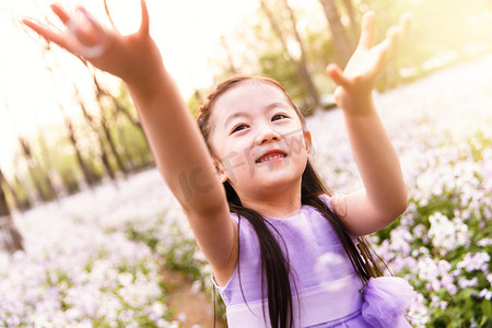 可爱的小女孩在户外