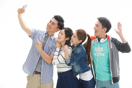 四个的大学生使用手机拍照