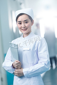 病历卡摄影照片_年轻的女护士在医院走廊