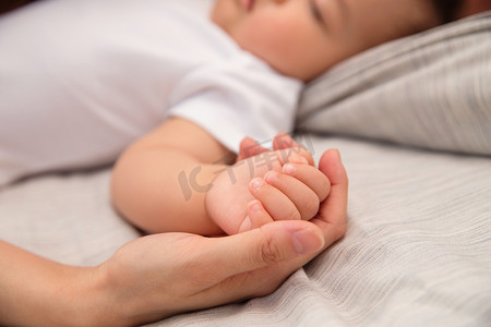 婴儿睡觉图片摄影照片_妈妈和宝宝的手
