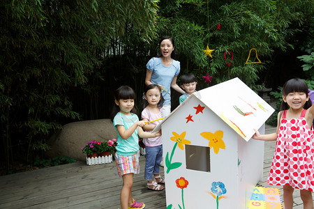 幼儿园做手工摄影照片_幼儿园的师生在做手工