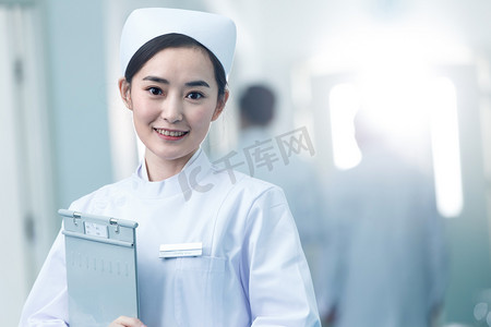 服务人摄影照片_年轻的女护士在医院走廊