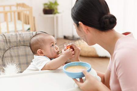 母婴儿童用品摄影照片_妈妈喂宝宝吃饭