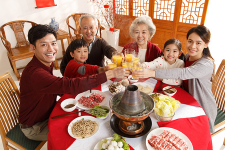 火锅摄影照片_幸福家庭过年吃团圆饭