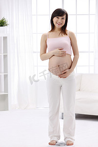 肚子控制摄影照片_孕妇称体重