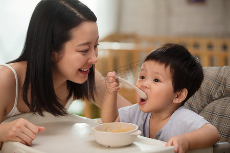 妈妈喂宝宝吃饭