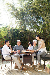 竹林景象摄影照片_幸福家庭在院子里喝茶