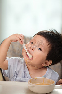 喂养宝宝摄影照片_宝宝吃饭