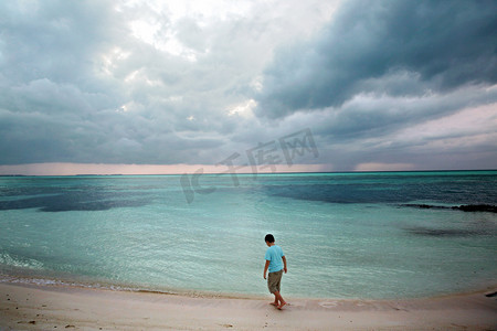 儿童景点摄影照片_小男孩在海边玩耍