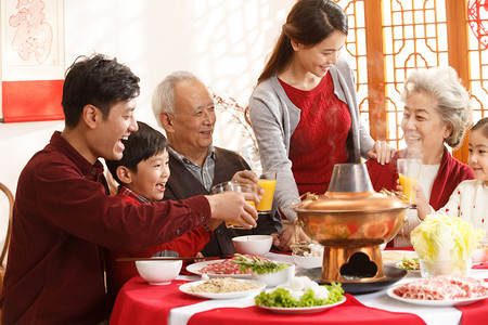 幸福家庭过年吃团圆饭