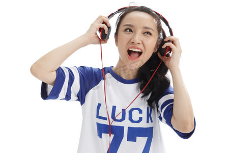 坝上音乐节摄影照片_年轻女孩戴耳机听音乐