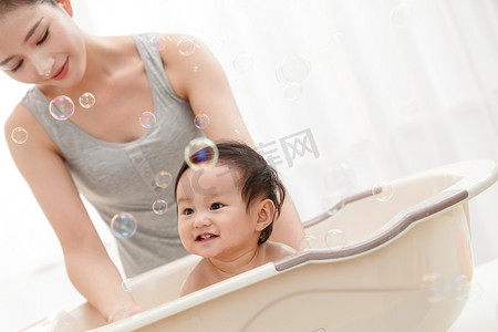 无上装摄影照片_妈妈给宝宝洗澡