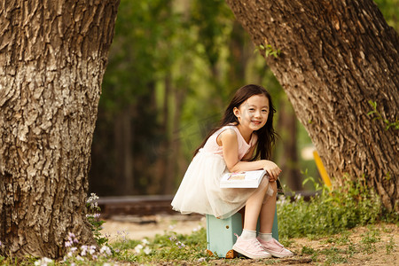 树林小清新摄影照片_可爱的小女孩在户外