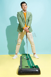 创意蓝色企业文化摄影照片_青年男人打高尔夫球