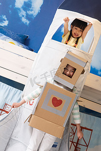 可爱的机器人摄影照片_可爱的小女孩在玩太空探索