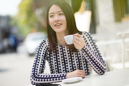 美女不满意摄影照片_年轻女孩喝咖啡